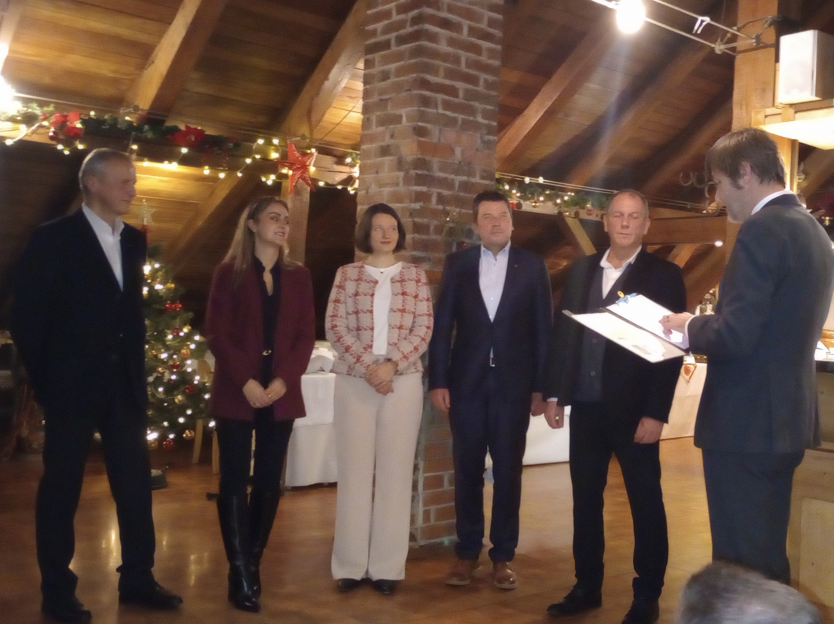 Gruppenbild: neue Mitgleiter mit ihren Patem