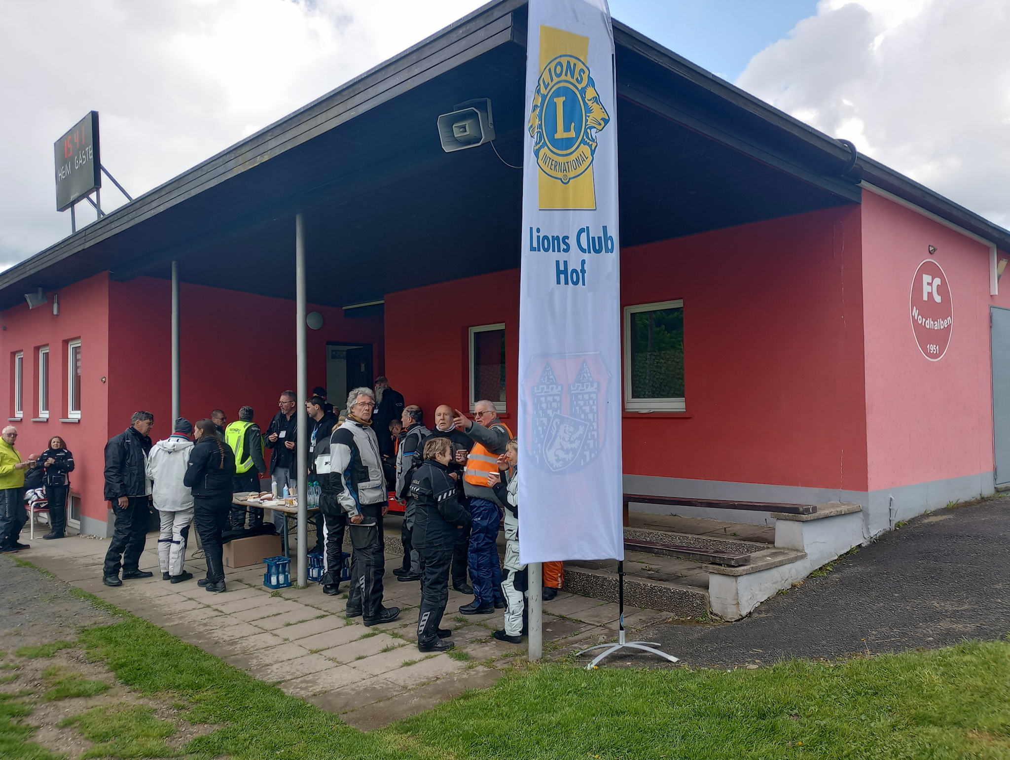 Rast am Sportheim des FC Nordhalben