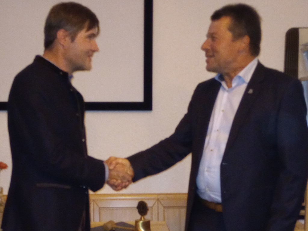 Händedruck -  Dr. Marcus Achenbach und Dr. Harald Fichtner bei der Amtsübergabe