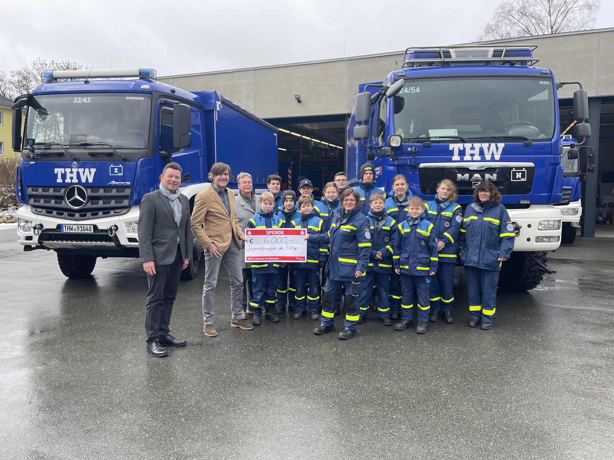 Jugendgruppe des THW bei Spendenübergabe (links: LF Harald Fichtner, Präsident Markus Achenbach, Schatzmeister Ulrich Entrup)