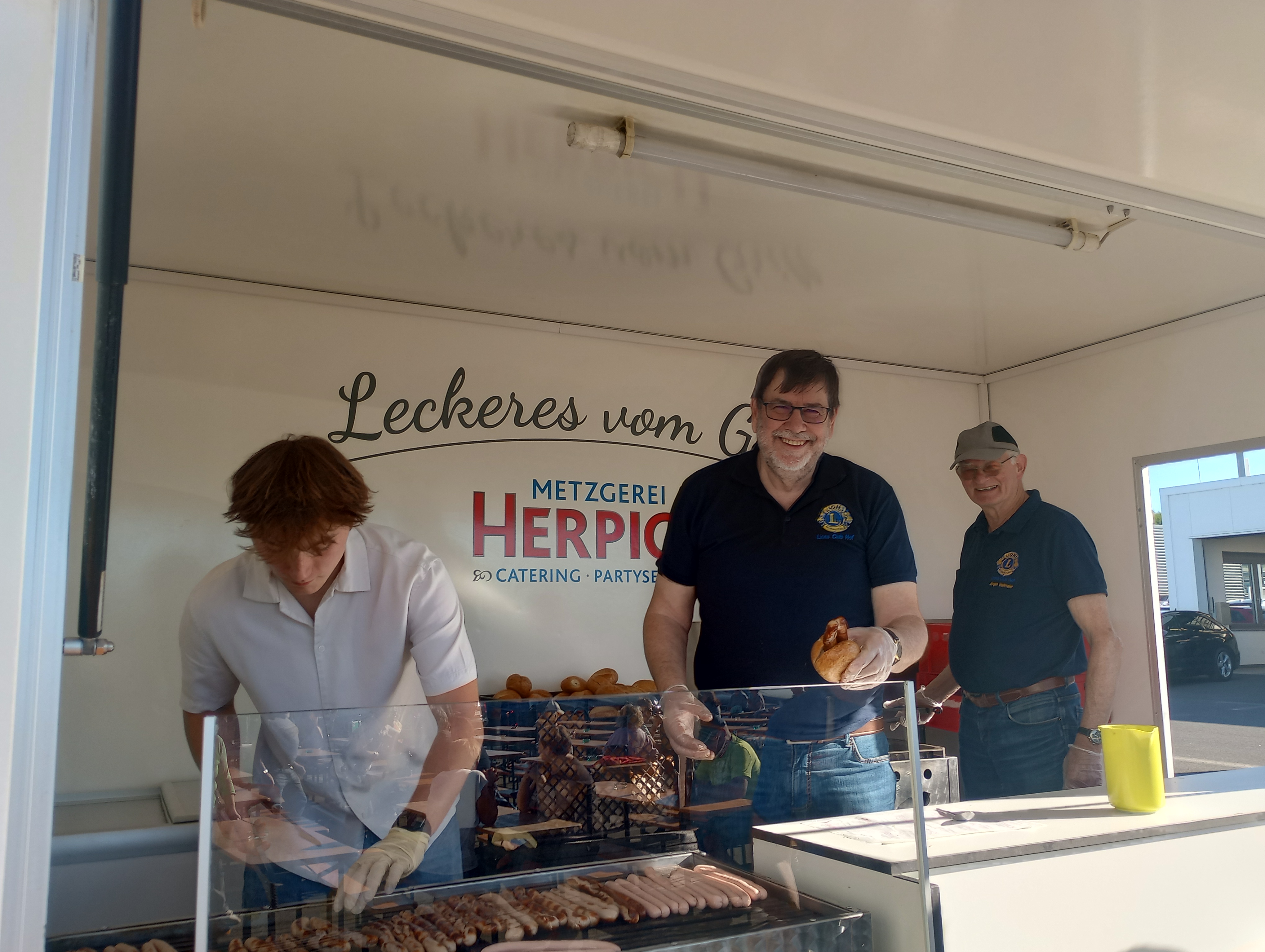 Grillstand mit Team