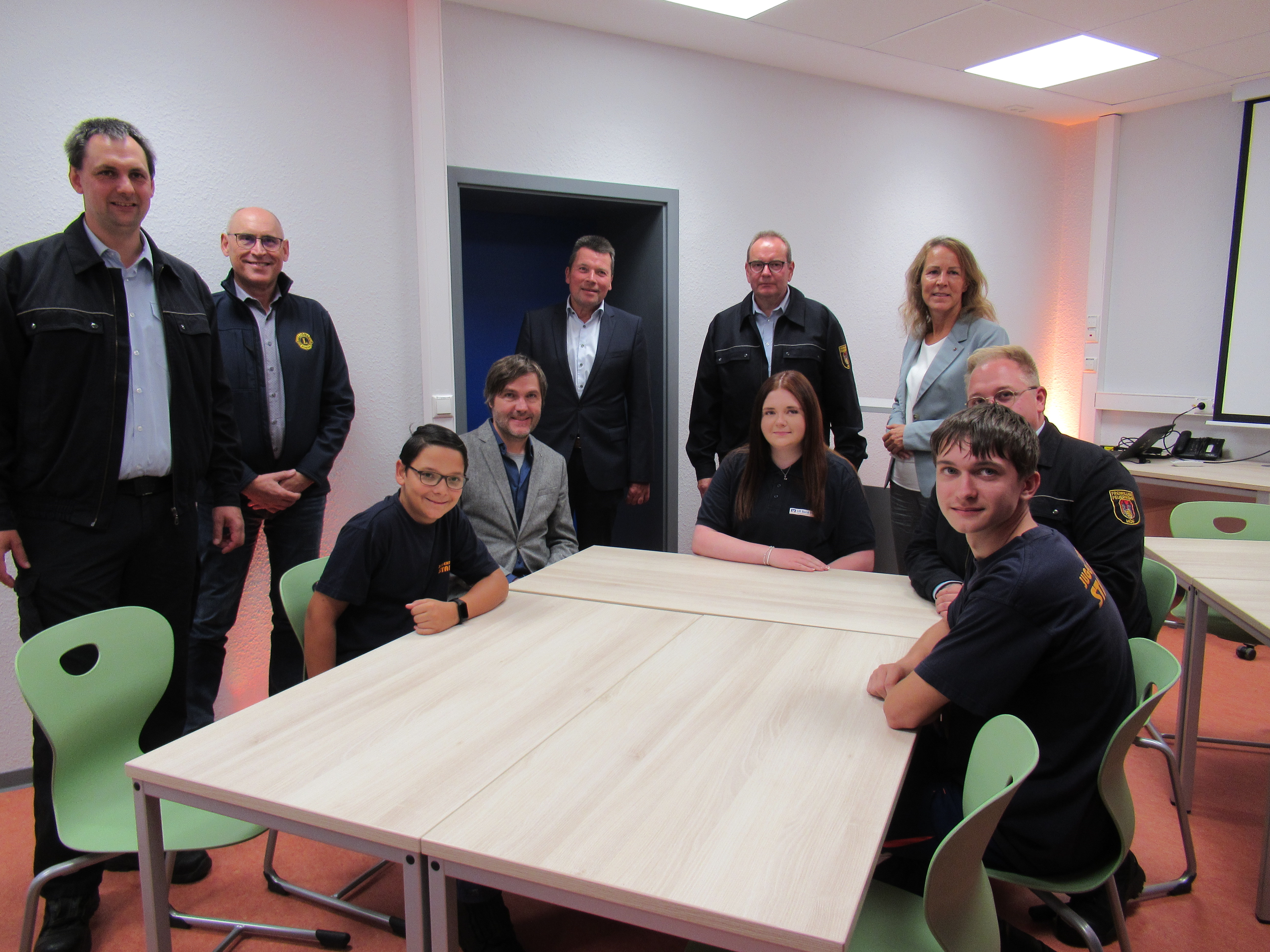Übergabe der Spende zur Unterstützung des Special Olympic Teams der Hochfränkischen Werkstätten Hof - Gruppenbild Lions und HW