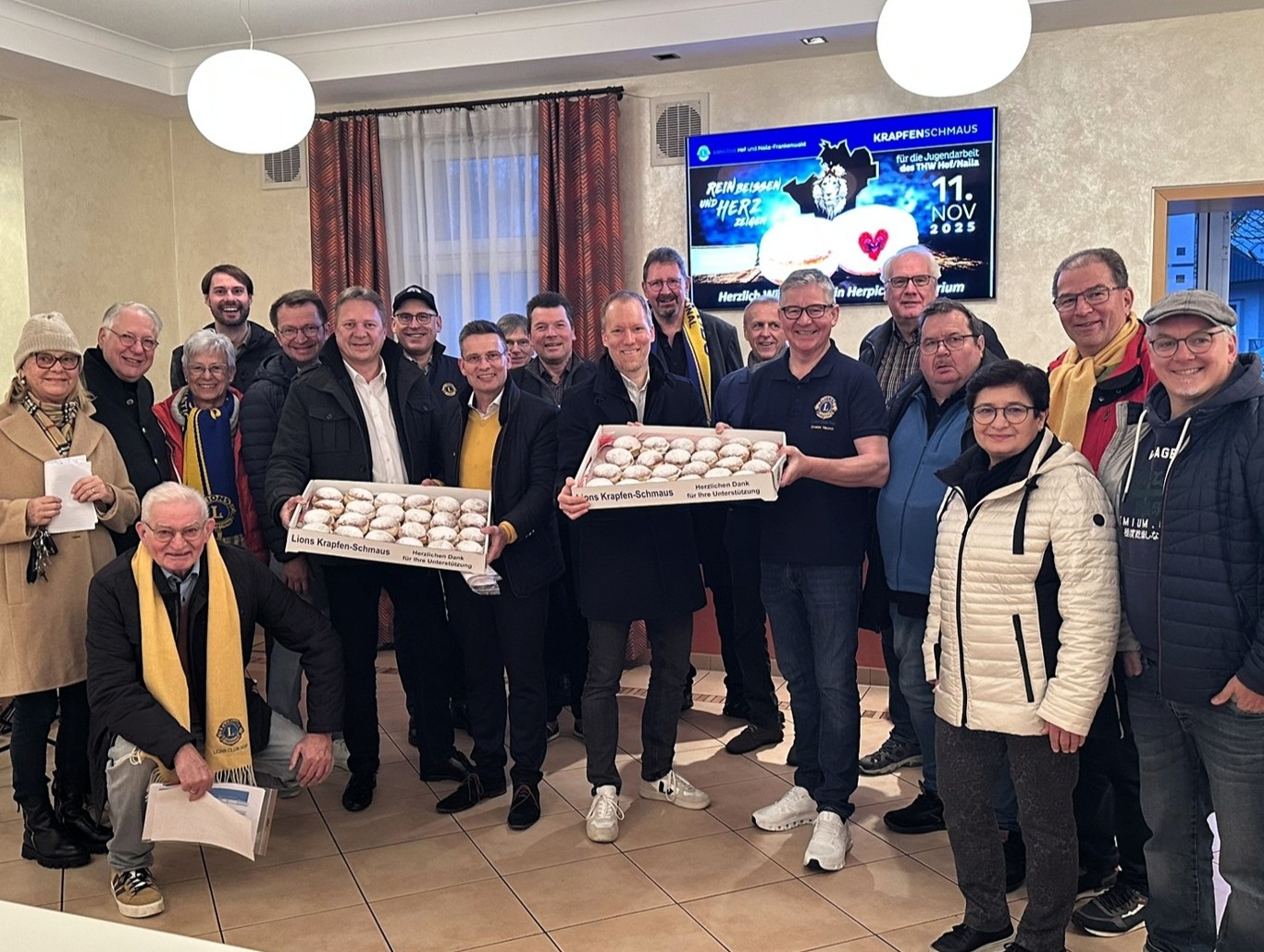 Gruppenbild: Organisatoren und Lieferteam des Krapfenschmauses