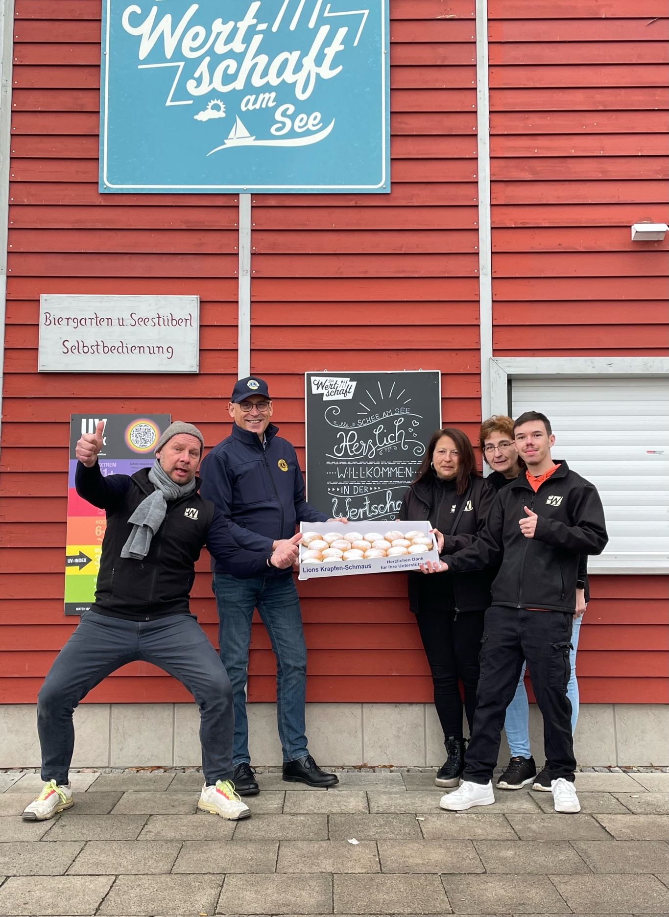 Auslieferung der bestellten Krapfen an die Wertschaft am See - Personal der Wertschaft, Lieferfahrer W.Buchta
