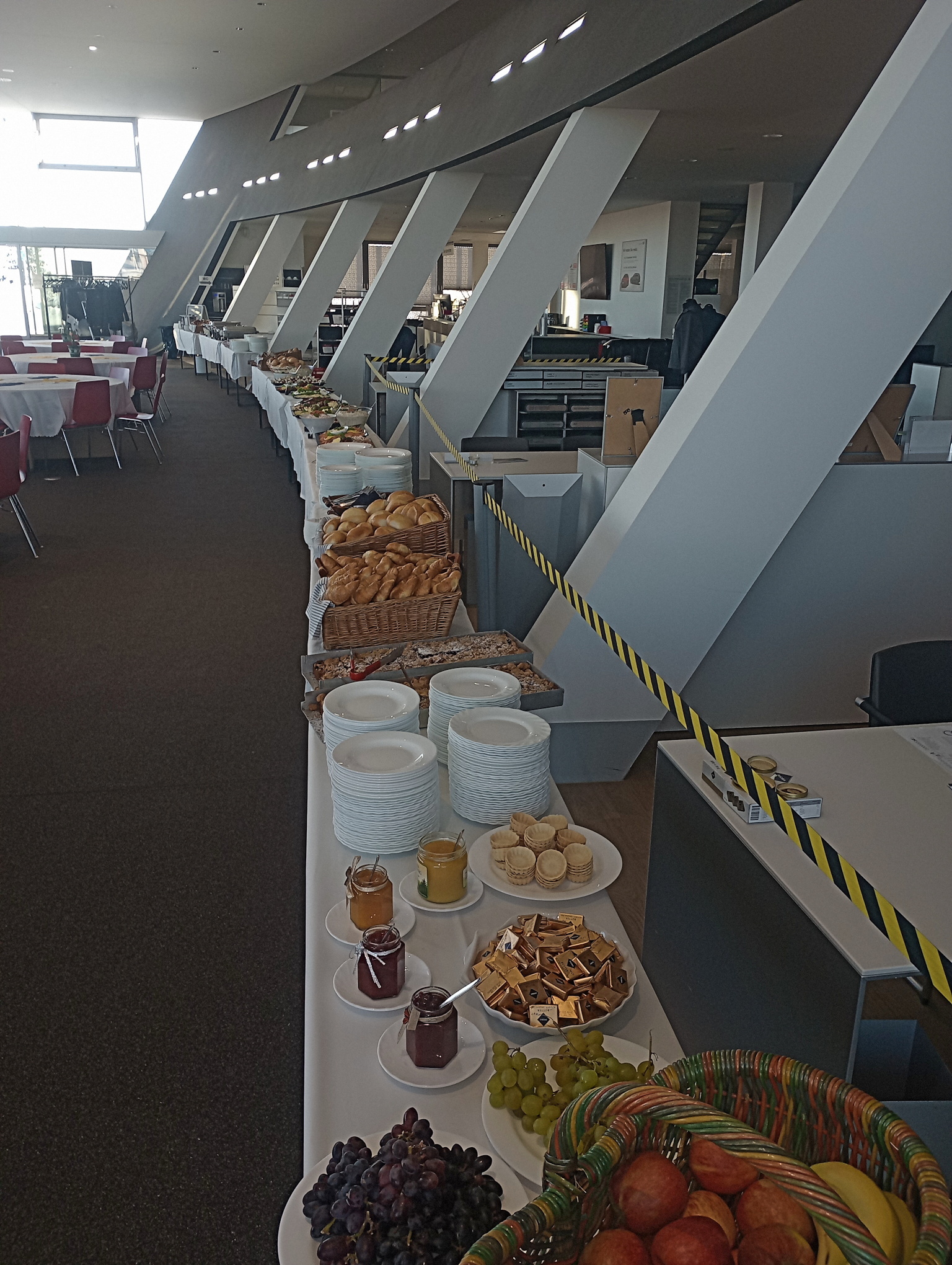 aufgebautes Buffet, lange Tischreiche (8 Biertische)