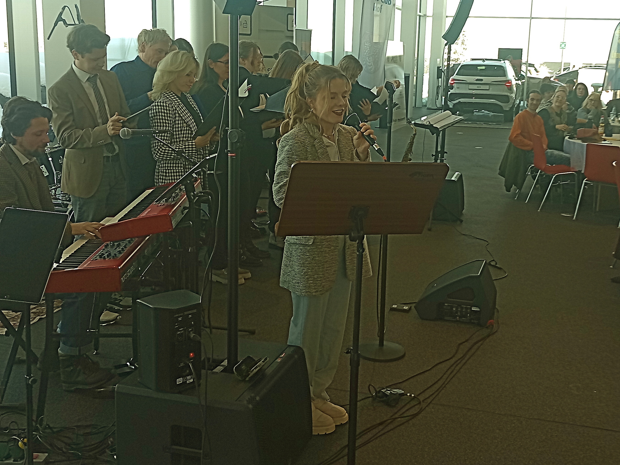 Junges Theater Hof, Musical Club - etwa 20 Personen bei Auftritt (Chorgesang)