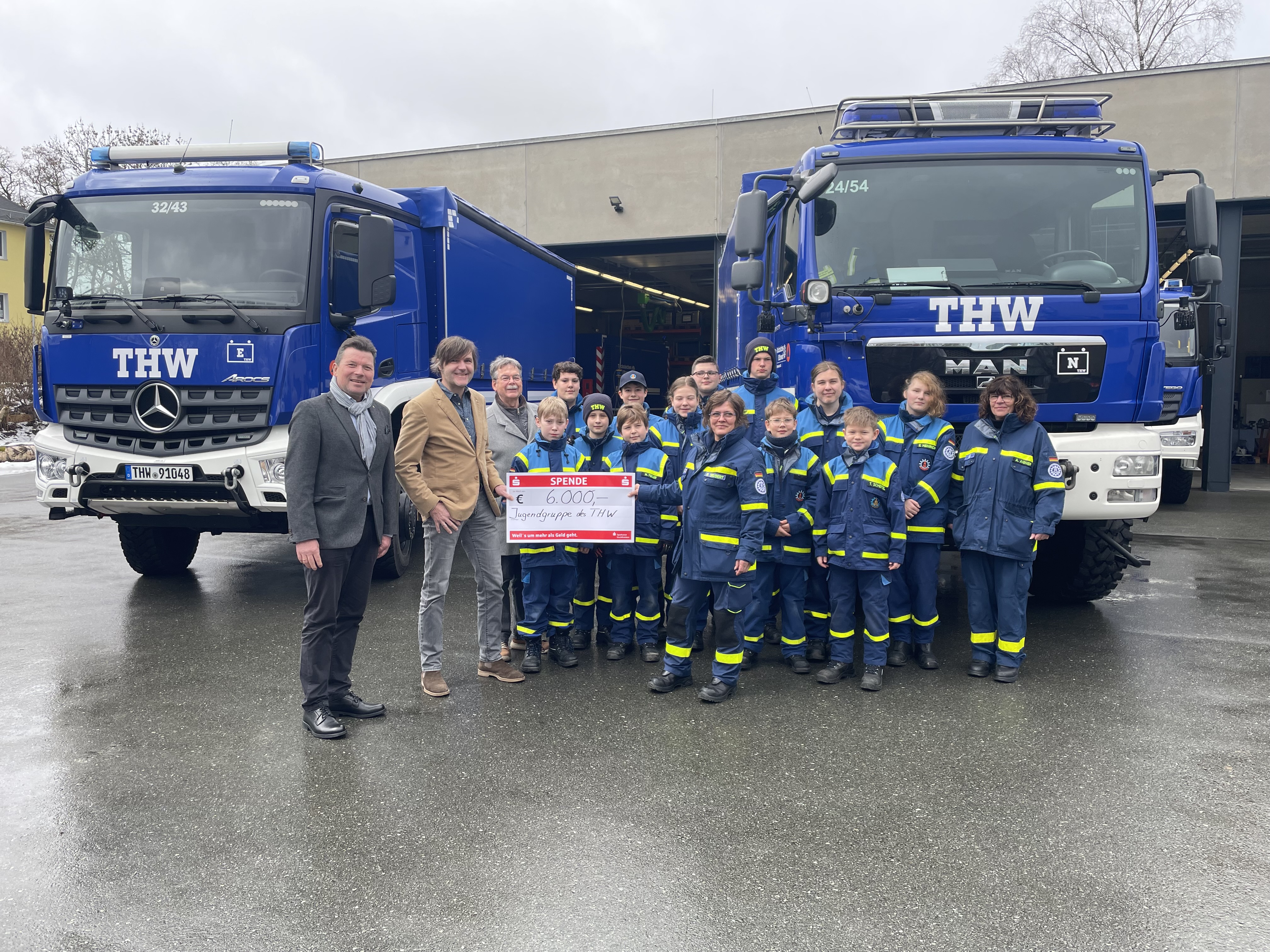 Jugendgruppe des THW bei Spendenübergabe (links: LF Harald Fichtner, Präsident Markus Achenbach, Schatzmeister Ulrich Entrup)