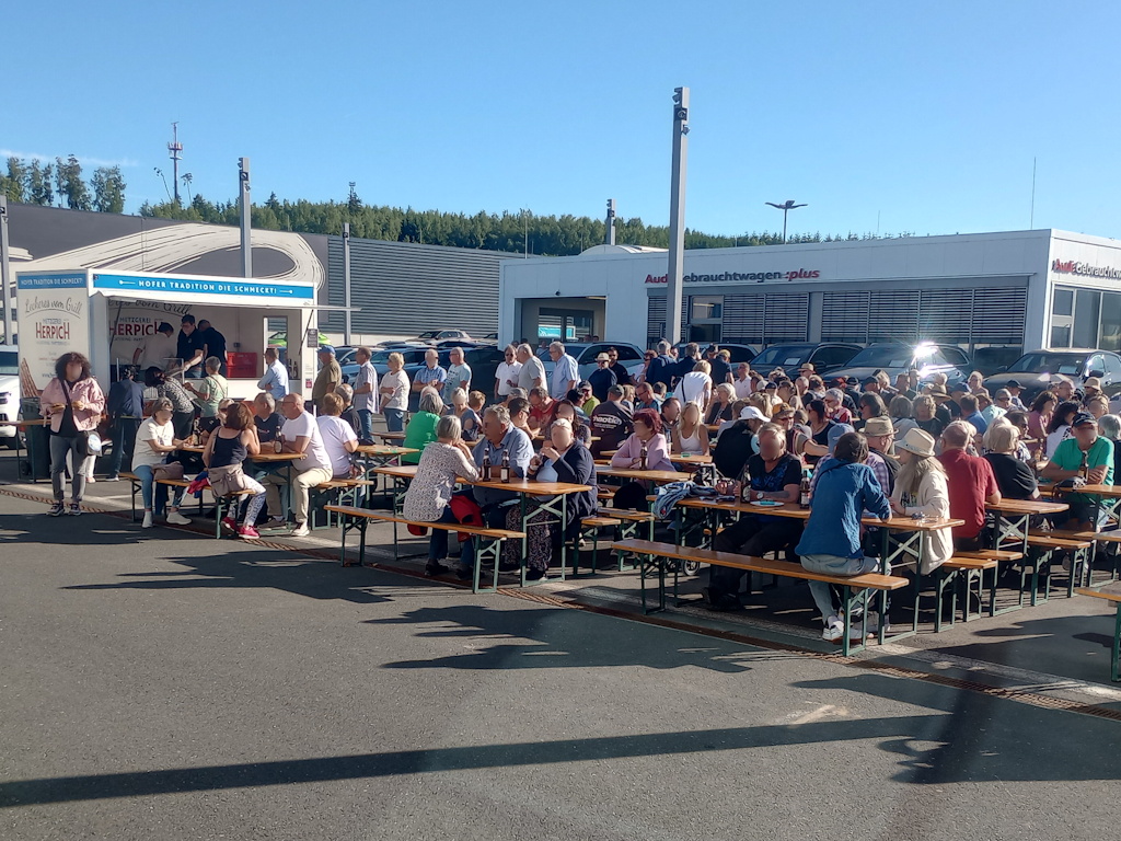 besetzte Bierbänke um 18:30