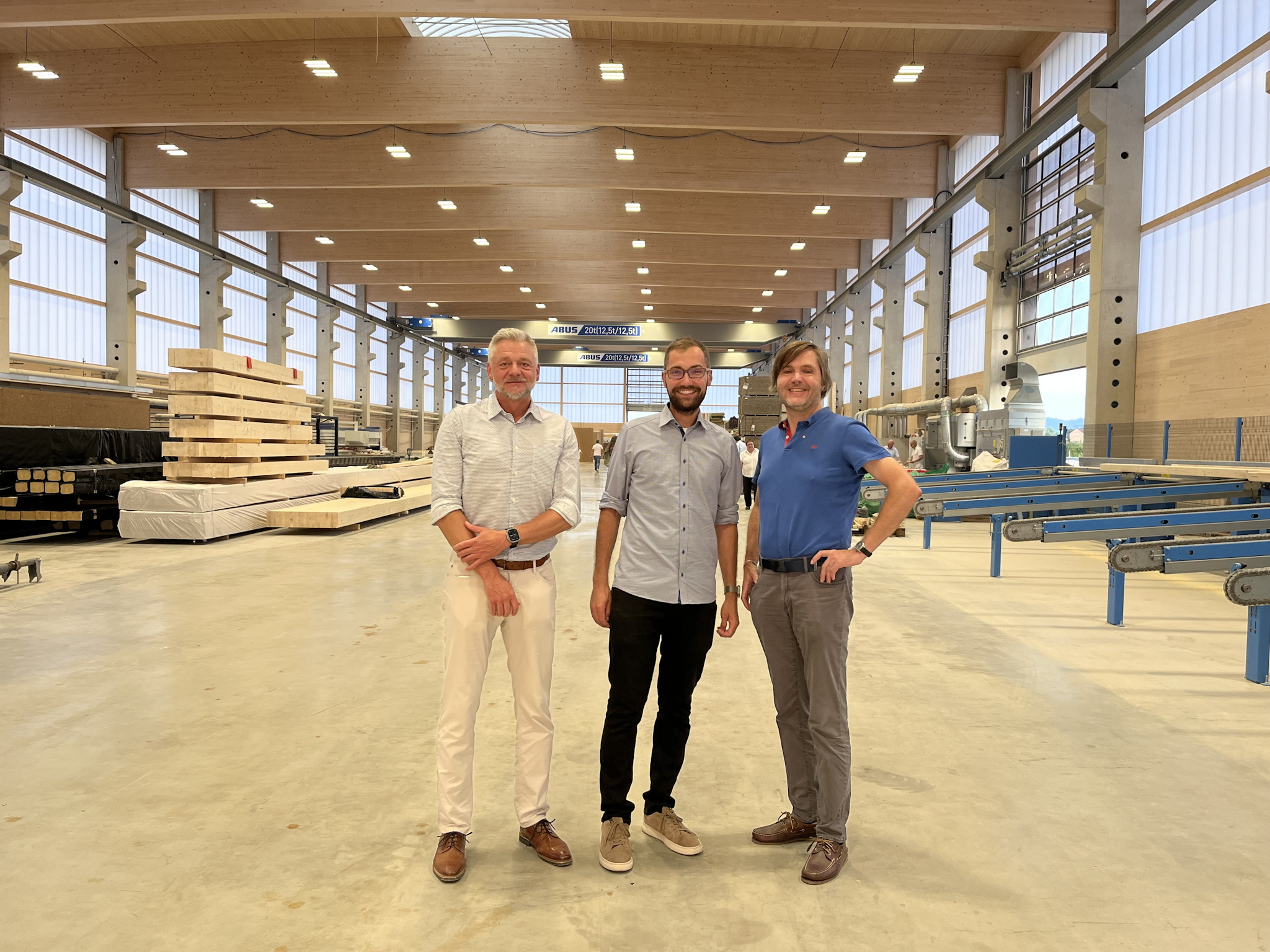 Herr Dreßel, Präsident Rotary; Herr Nützel, Chef NWS; Herr Achenbach, Präsident Lions in der Produktionshalle von NWS