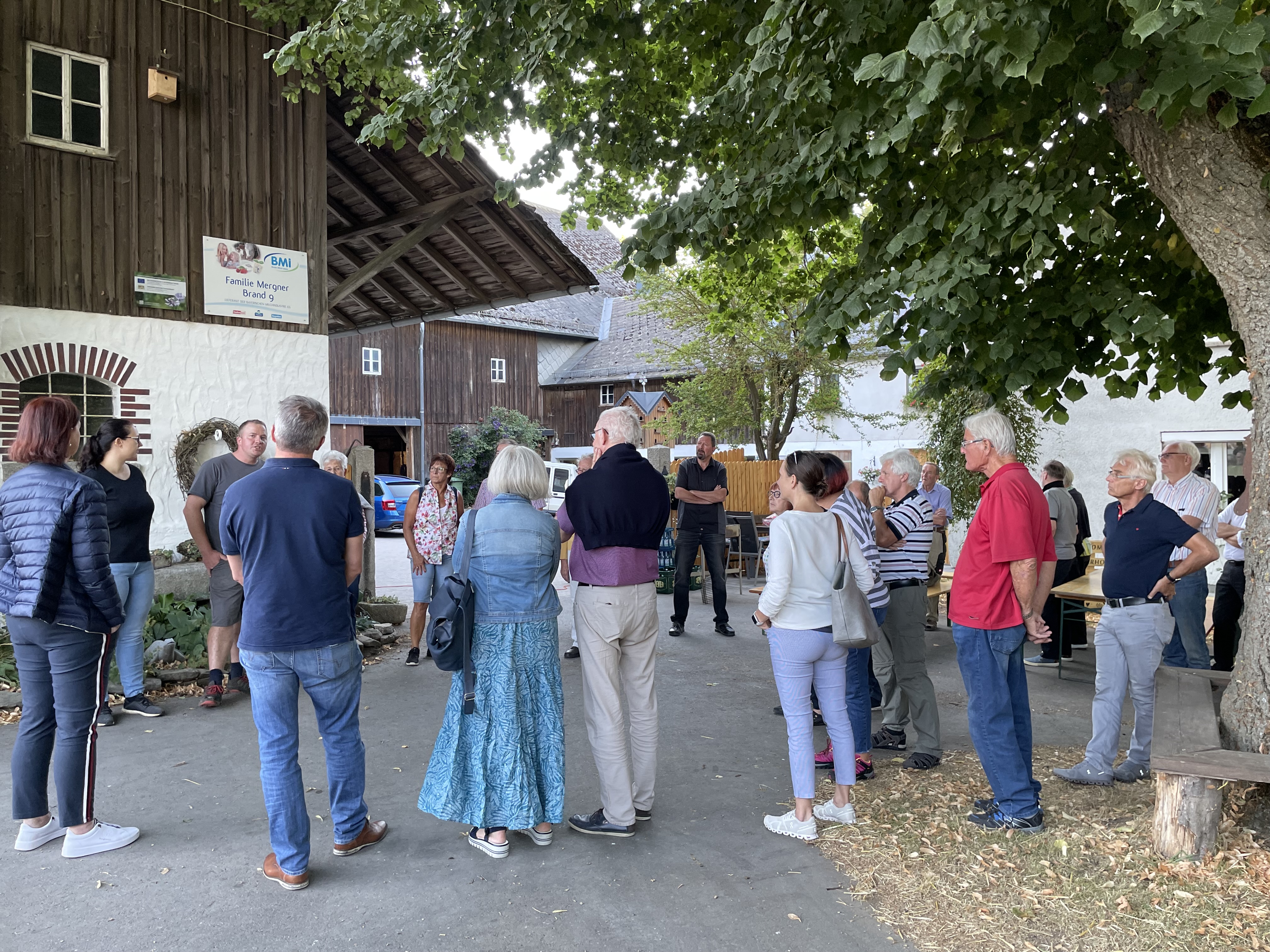 Lions besichtigt Bio-Landwirt Mergner