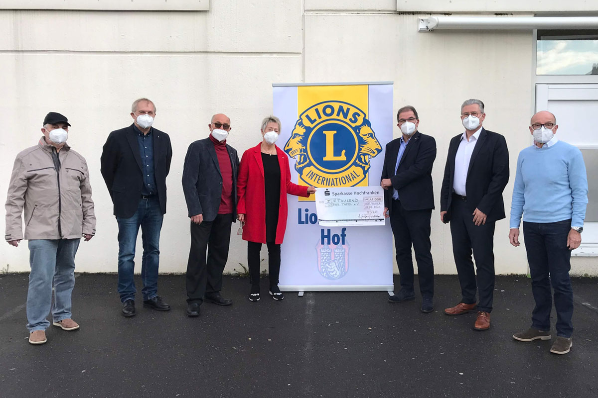 Der Lions Club Hof bei der Spendenübergabe