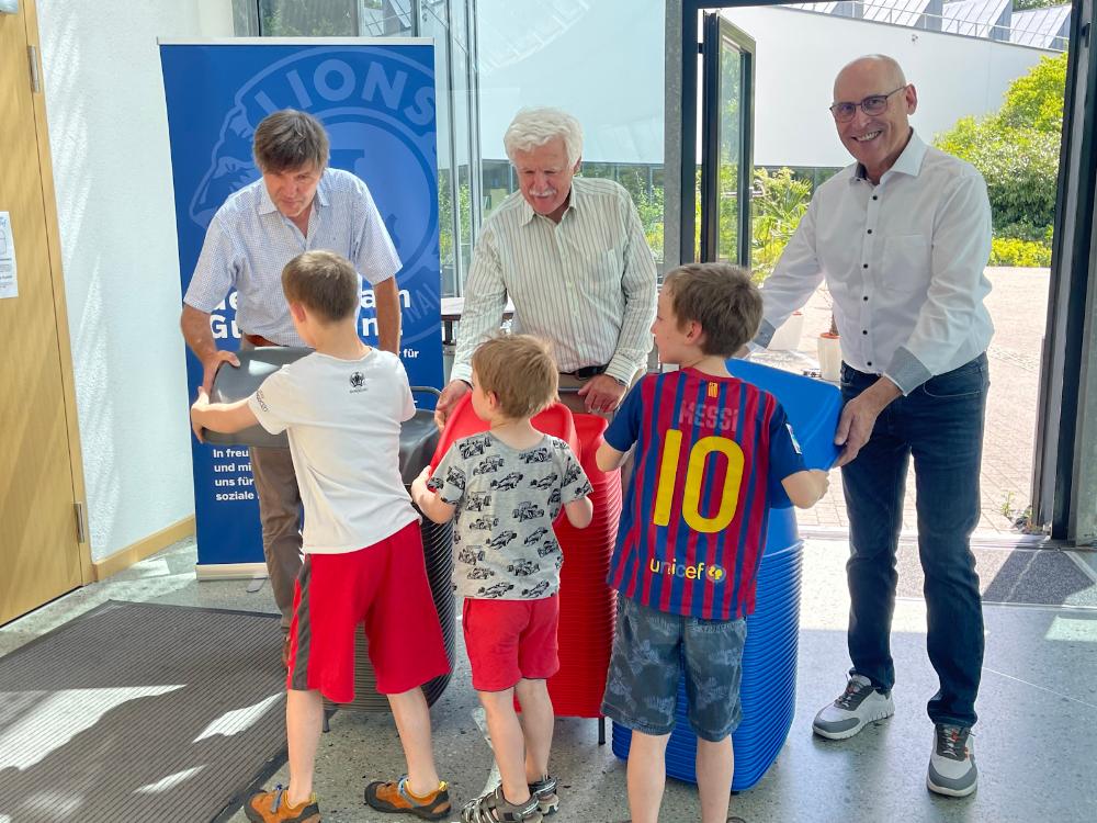 Kinder erhalten Sitzerhoehungen