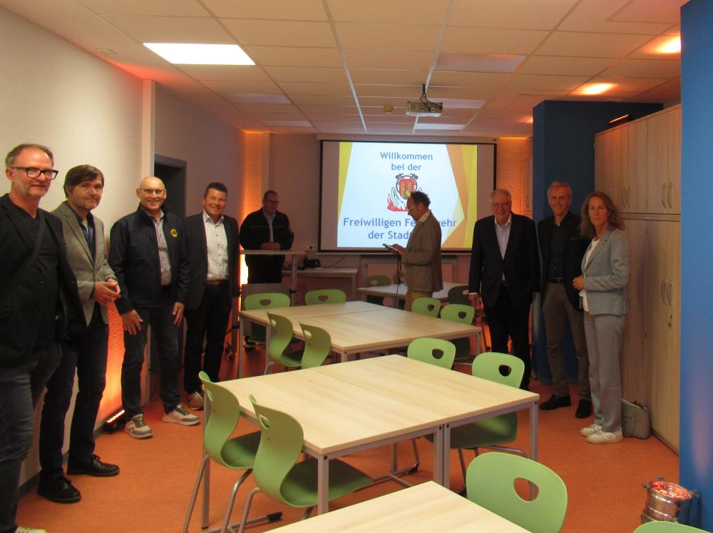 Blick in den renovierten Jugendraum - die Lions schauen sich zufrieden und interessiert um